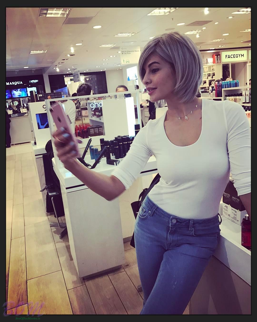 Jacqueline Fernandez new look selfie with iPhone