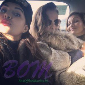 Jacqueline Fernandez selfie with traveling shoppers in London on 20 Nov 2016