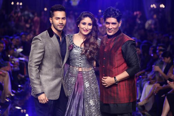 Kareena Kapoor Khan, Varun Dhawan with Manish Malhotra at the Lakme Fashion Week finale