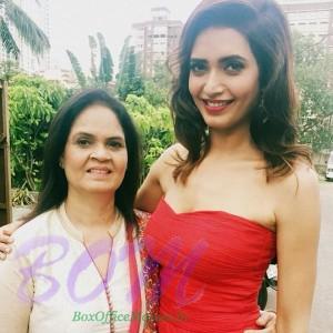 Karishma Tanna with her mother