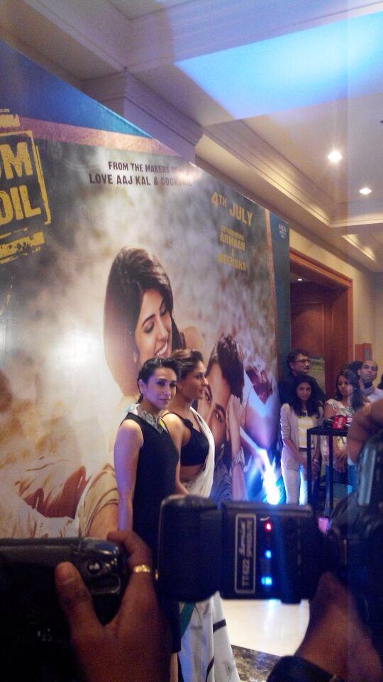 Karisma Kapoor and Kareena Kapoor Khan glam up the red carpet at AR Rahman 's live concert for Lekar Hum Deewana Dil