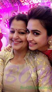 Kriti Kharbanda selfie with mother on Mothers Day 2017