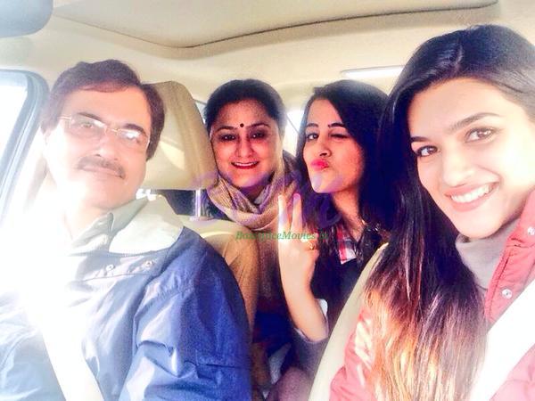 Kriti Sanon with Father, Mother and Sister