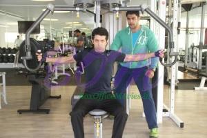 Kunal Kohli ‏in the gym with trainer Rahul Bhatt son of Mahesh Bhatt