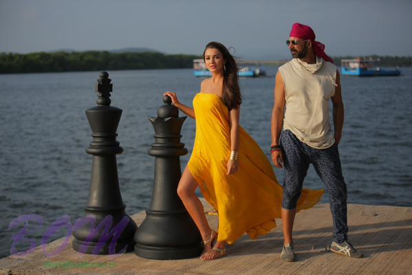 Latest picture of Akshay Kumar and Amy Jackson from Singh Is Bliing