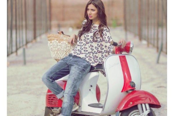 Raees Mahira Khan shoot with a scooter