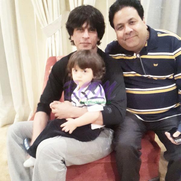 Latest picture of Shahrukh Khan with Son AbRam on New Year 2015