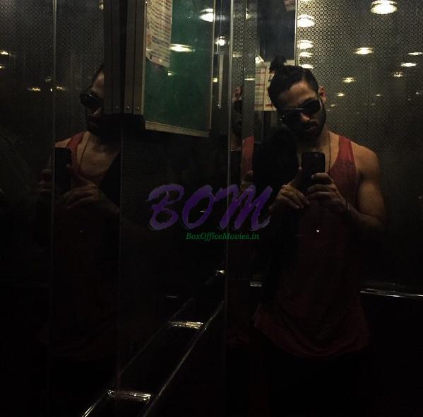 Shahid Kapoor's rare selfie in the lift