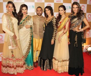 Lucky Rahul Bose poses with Bollywood divas Sonakshi Sinha, Neha Dhupia, Sophie Choudry, Malaika Arora Khan and others at an event