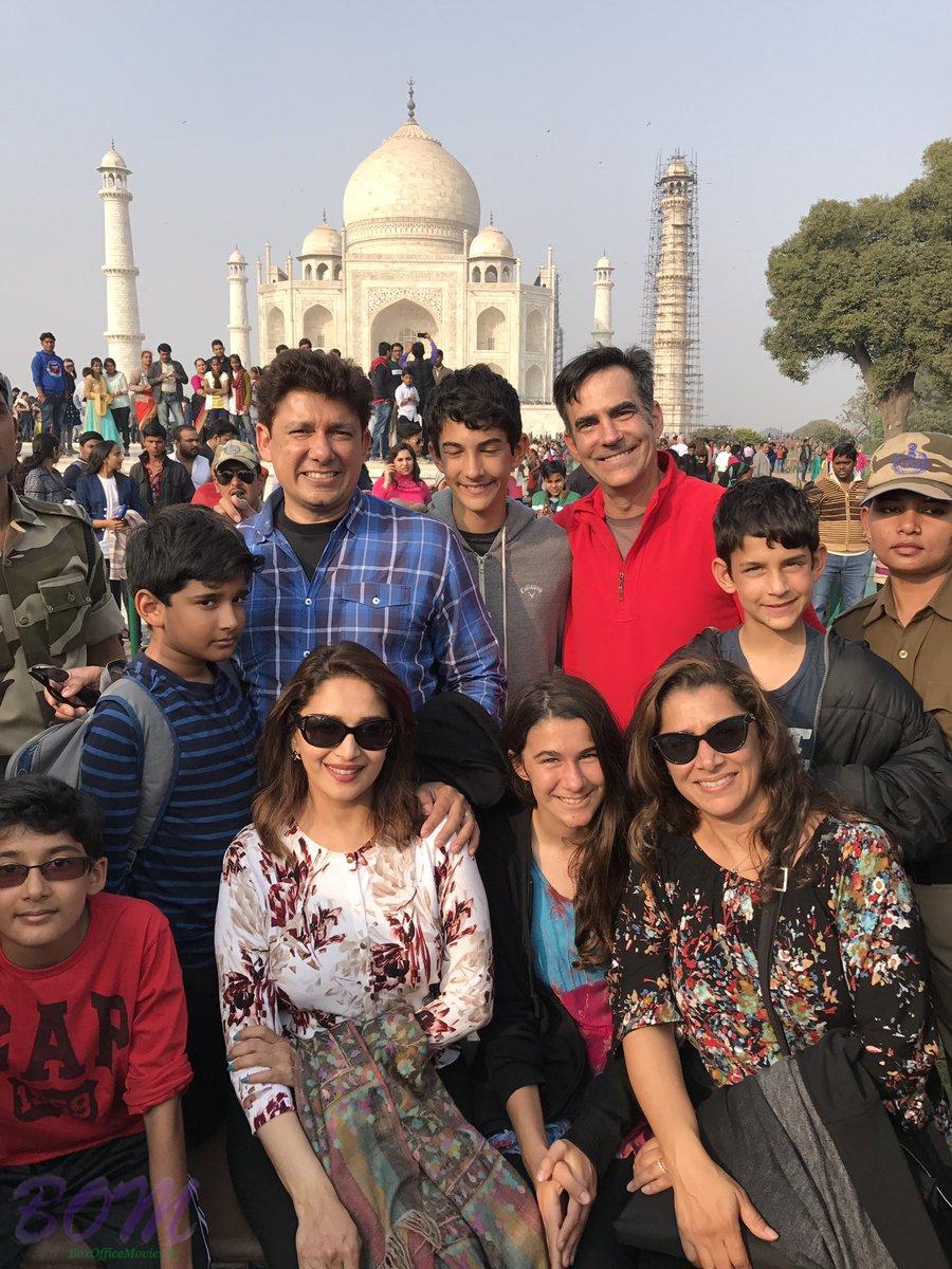 madhuri-dixit-and-family-while-travelling-around-in-india-on-christmas-2016