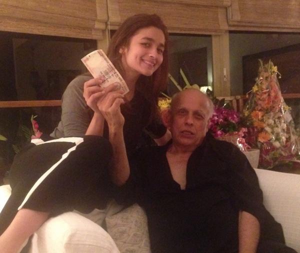 Mahesh Bhatt paying to Alia Bhatt for foot massage