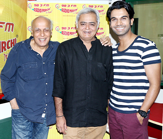 Mahesh Bhatt strikes a pose with Hansal Mehta and Rajummar Rao