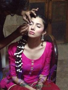 A picture of Mahira Khan continue at work without sleep on Day 2