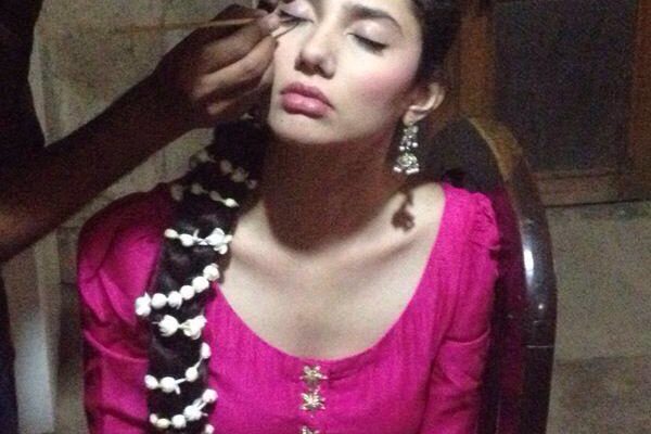 Mahira Khan – Another day at work without sleep