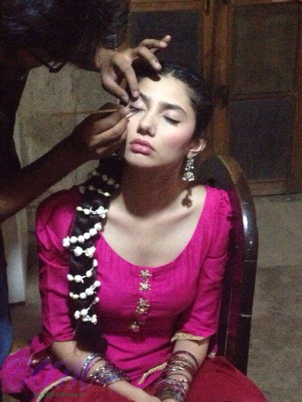 A picture of Mahira Khan continue at work without sleep on Day 2