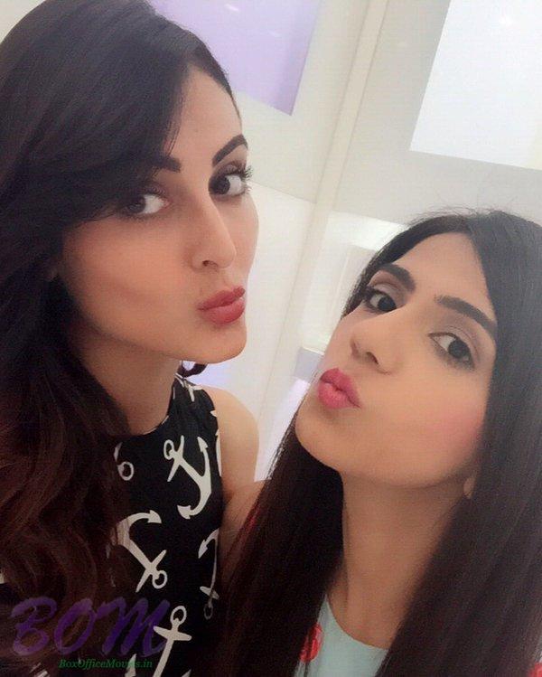 Mandana Karimi ‏pouting selfie with Nishka