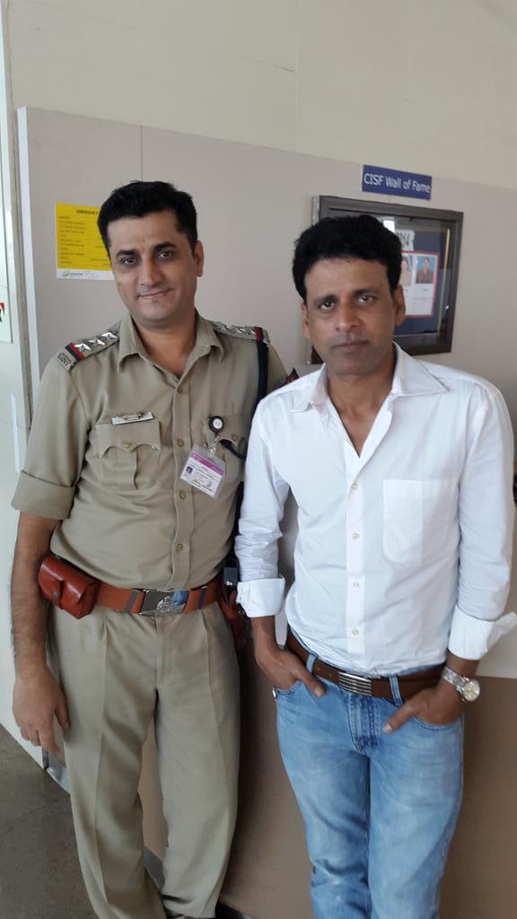 Manoj Bajpayee with a fan who has seen shool more than 100 times
