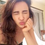 Neha Sharma lipkiss selfie
