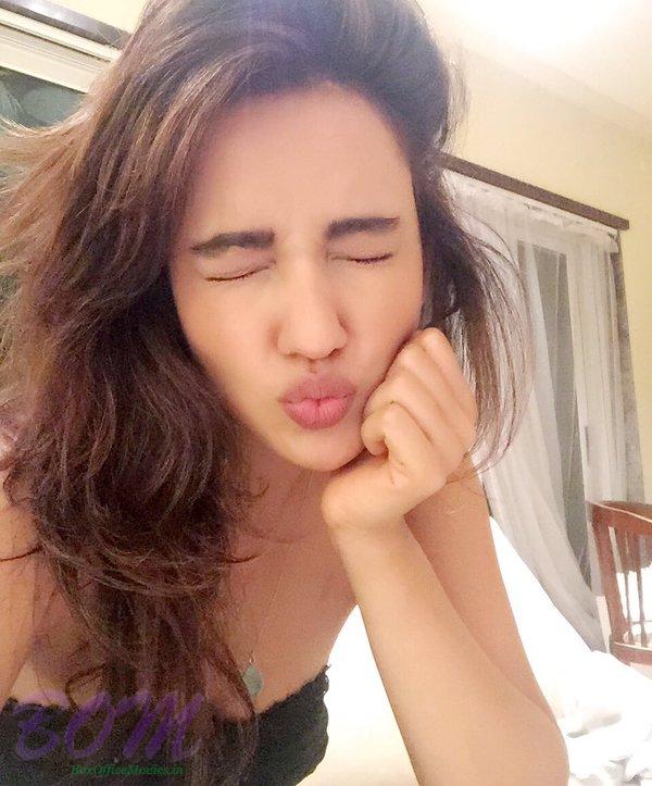 Neha Sharma lipkiss selfie