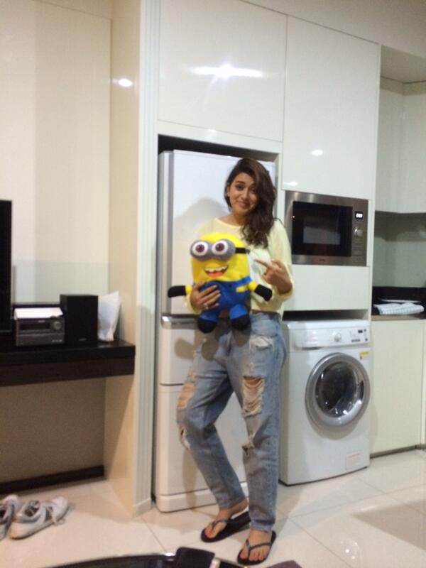 Picture Cute Hansika Motwani in her Room