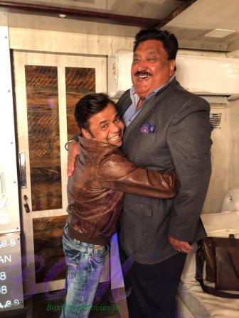 Rajpal Yadav funning with producer Jay Minhas on the sets of Barefoot Warriors