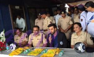 Ranbir Kapoor gives raincoats to Mumbai traffic police