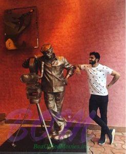 Ranveer Singh with the statue of legend Yash Chopra
