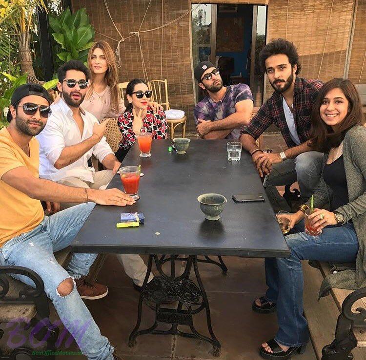 ranbir-kapoor-with-karishma-kapoor-and-others-on-christmas-lunch-2016