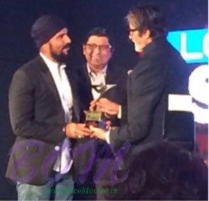 Randeep Hooda while receiving award from great Amitabh Bachchan
