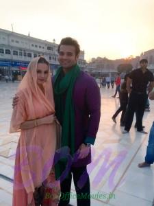 Reel to Real looking Mahaakshay and Evelyn Sharma picture during visiting Golden Temple