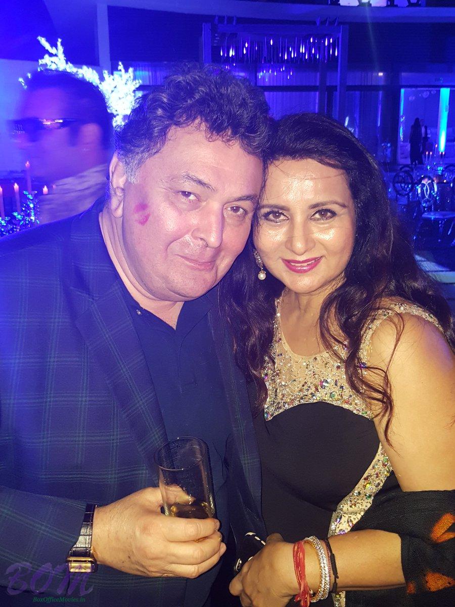 Rishi Kapoor got a hot lip kiss symbol by gorgeous Poonam Dhillon