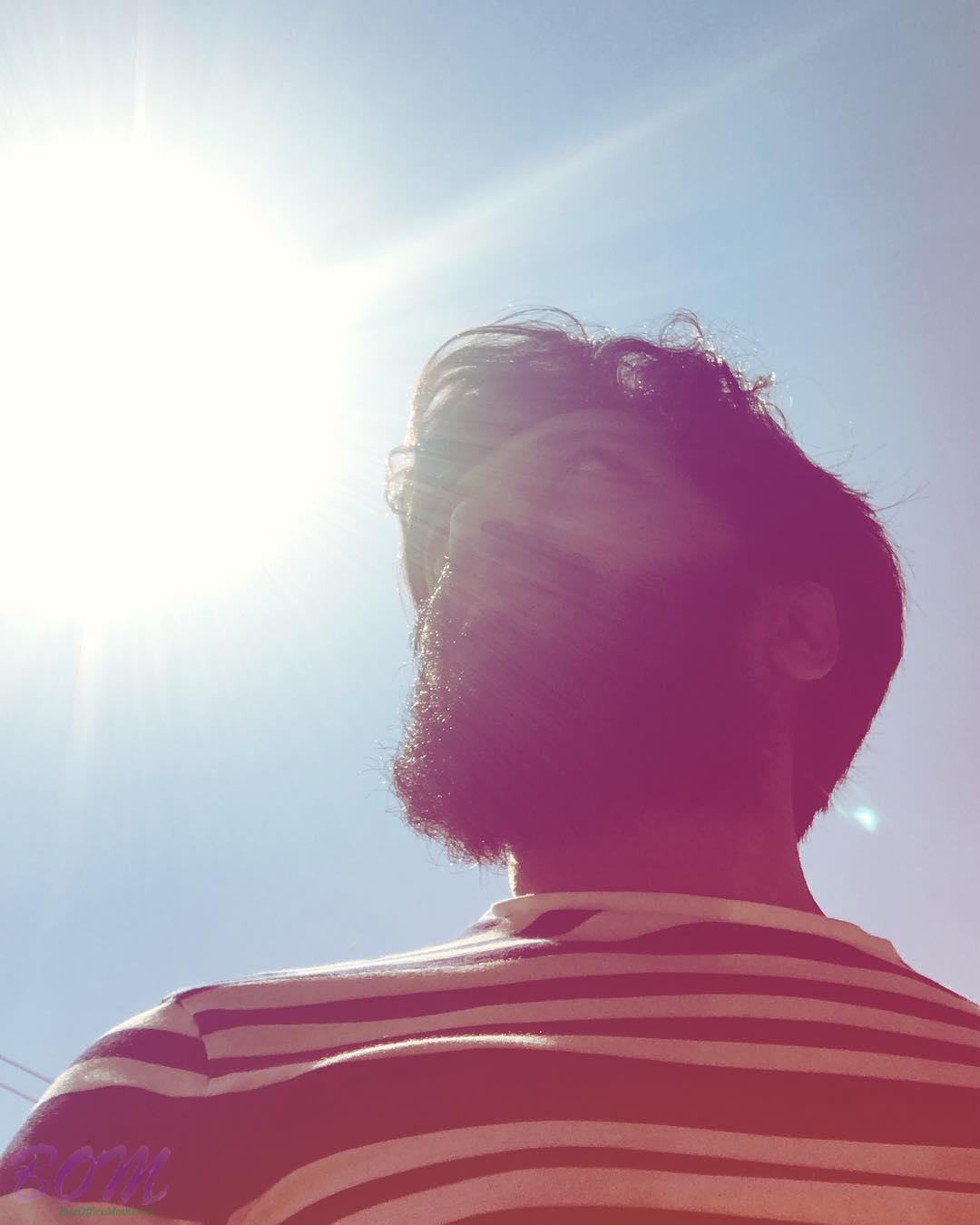 Riteish Deshmukh selfie with sunrays flahsing around him