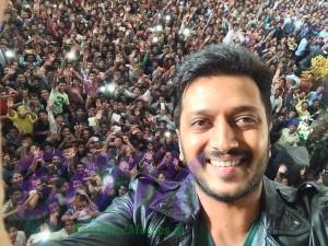 Riteish Deshmukh crowded selfie