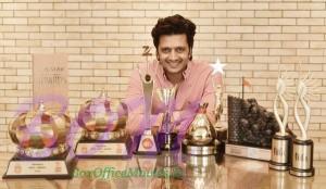Riteish Deshmukh with his trophies