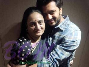 Riteish Deshmukh in a cute moment with mother Vaishali Tai