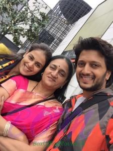 Riteish Deshmukh with mother and wife