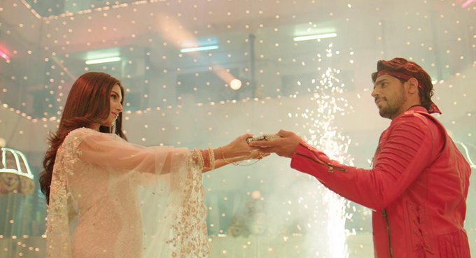 Tara Sutaria with Siddharth Malhotra romantic scene