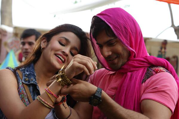 Romantic picture of Alia Bhatt and Varun Dhawan in Humpty Sharma Ki Dulhania