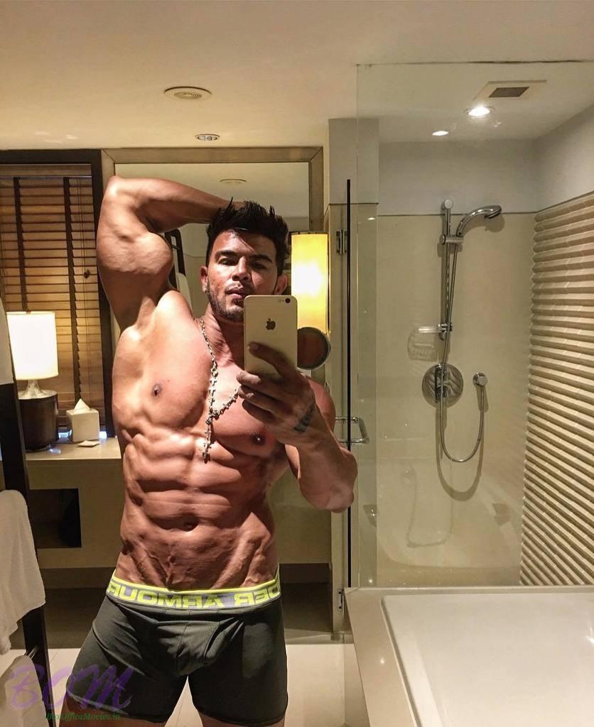 Sahil Khan selfie just before a healthy shower