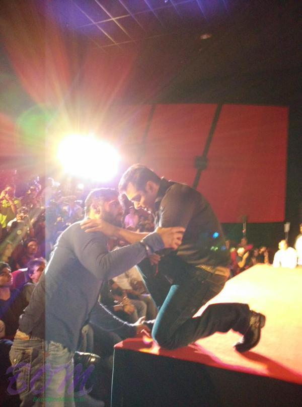 Salman Khan gets the stage corner to hug Suneil Shetty