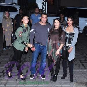 Salman Khan with Jacqueline Fernandez, Elli Avram and Chitrangda at Da-Bang Concert in Surat