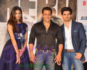 Salman Khan with the debutant stars of Hero 2015
