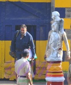 Sanjay Dutt coming out of Yerwada Jail Gate
