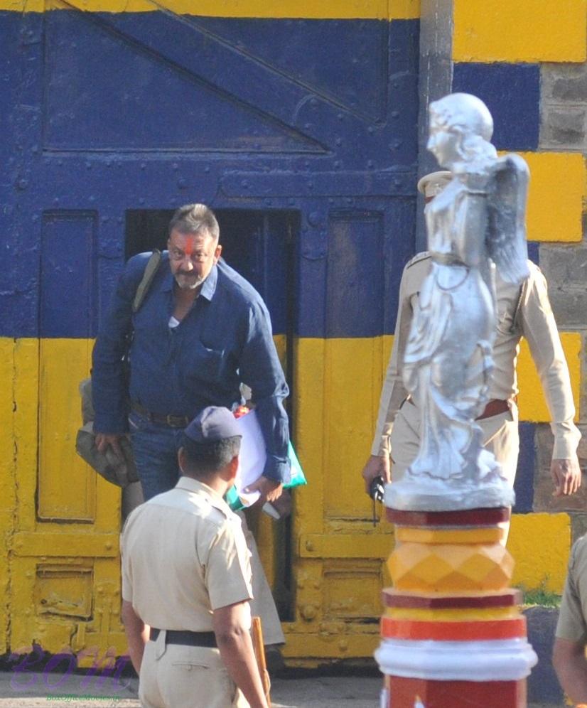 Sanjay Dutt coming out of Yerwada Jail Gate