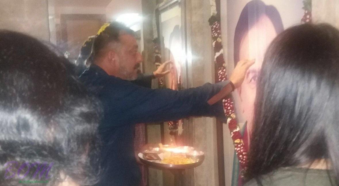 Sanjay Dutt offering prayers to his father Sunil Dutt