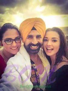 Selfie of Akshay Kumar with Lara and Amy - co-stars in Singh Is Bliing movie