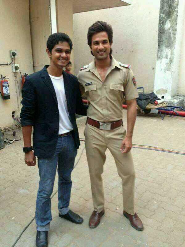 Shahid Kapoor with Fan in a police dress