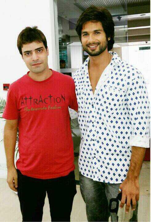 Shahid Kapoor with lucky fan