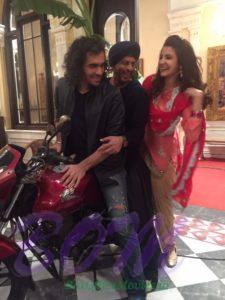 Shahrukh Khan bike ride with Imtiaz Ali and Anushka Sharma