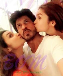Shahrukh Khan cute kissing selfie with Parineeti Chopra and Alia Bhatt